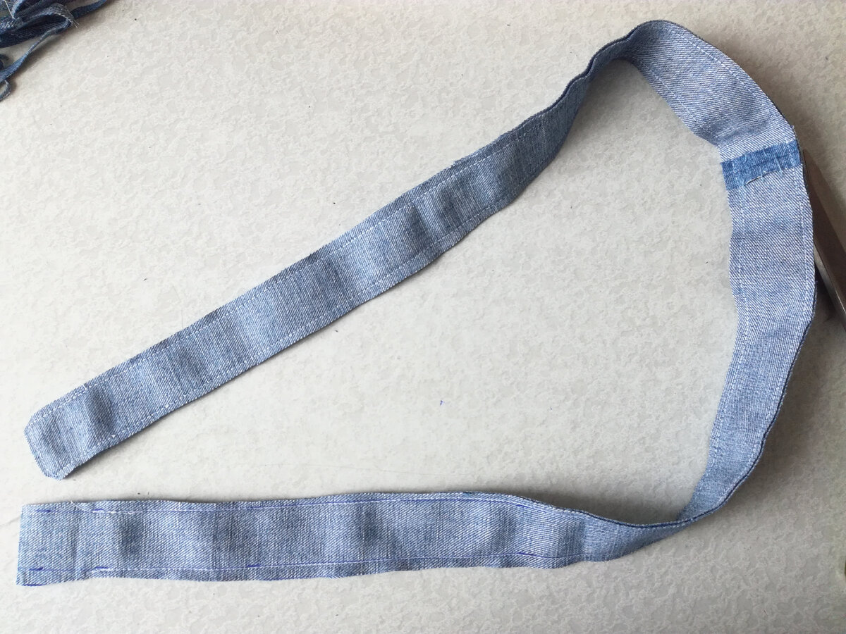 Фото MAMADIGEST.  Прострочила  бретель и обрезала излишек, оставив припуск на швы  2 мм