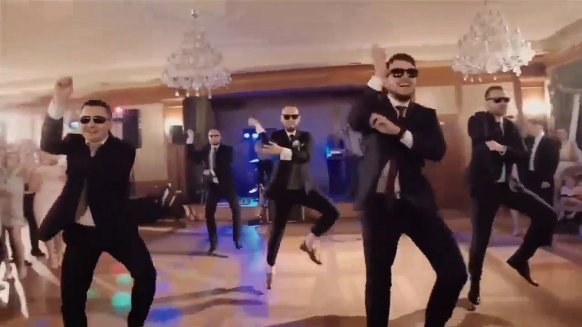 синхронное движение в танце жениха и его друзей на свадьбе