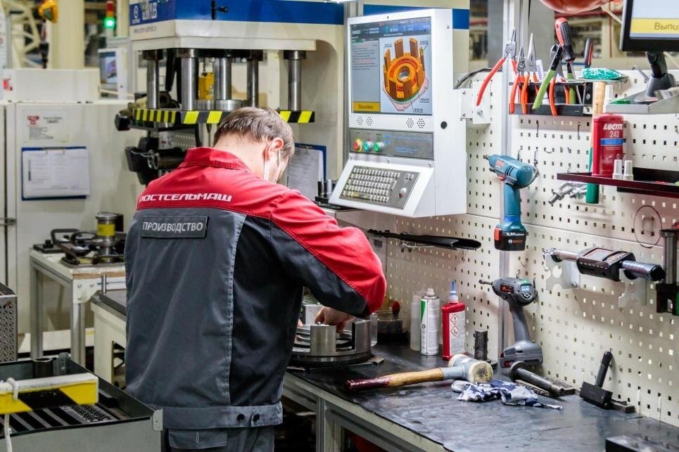 Сборка деталей коробки передач Okubo Gear на предприятии Ростсельмаш