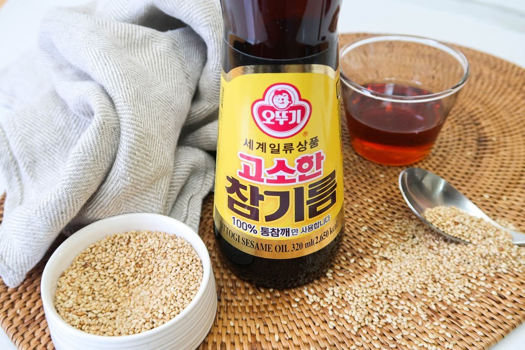 Кунжутное масло рецепты. Кунжутное масло Оттоги. Масло кунжутное Ottogi, 110 мл. Кунжут Sesame масло. Кунжутное масло корейское.