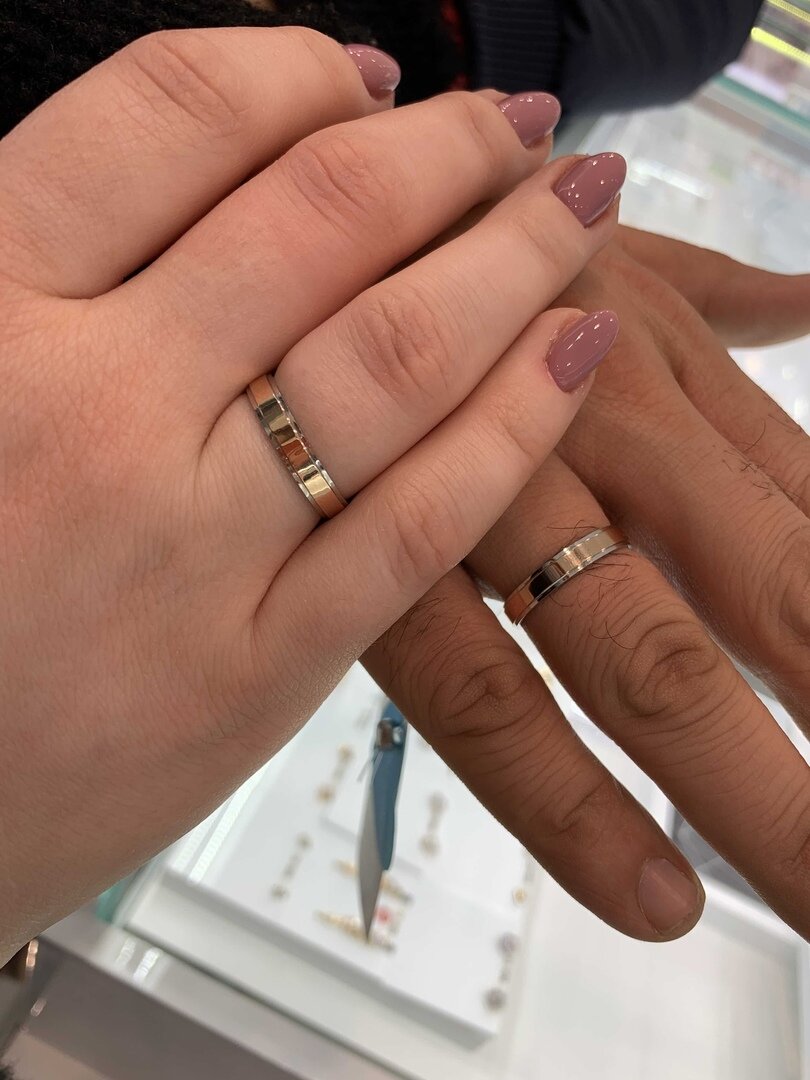 Примерка свадебных колец. Выбрали другие, но с ними фотографии не осталось :) Из личного архива