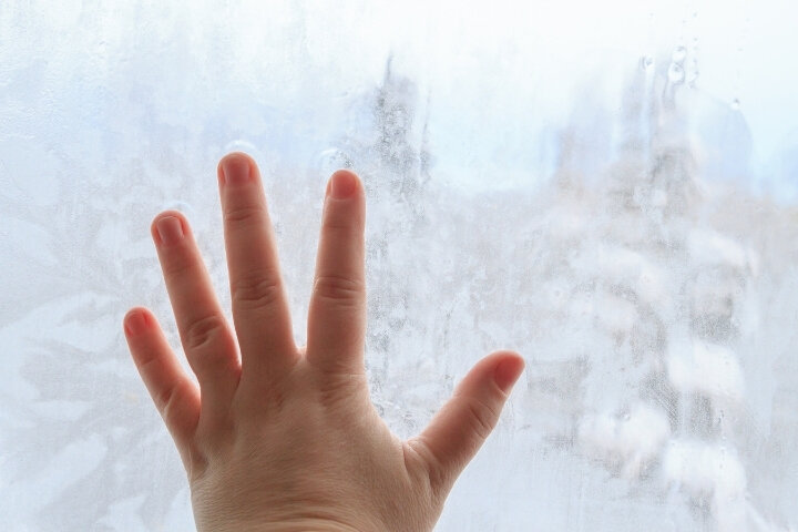 Окно должно защищать от холода зимой и от жары летом (источник: canva.com)