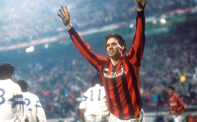 Марко ван Бастен во время выступления за итальянский футбольный клуб "Милан"