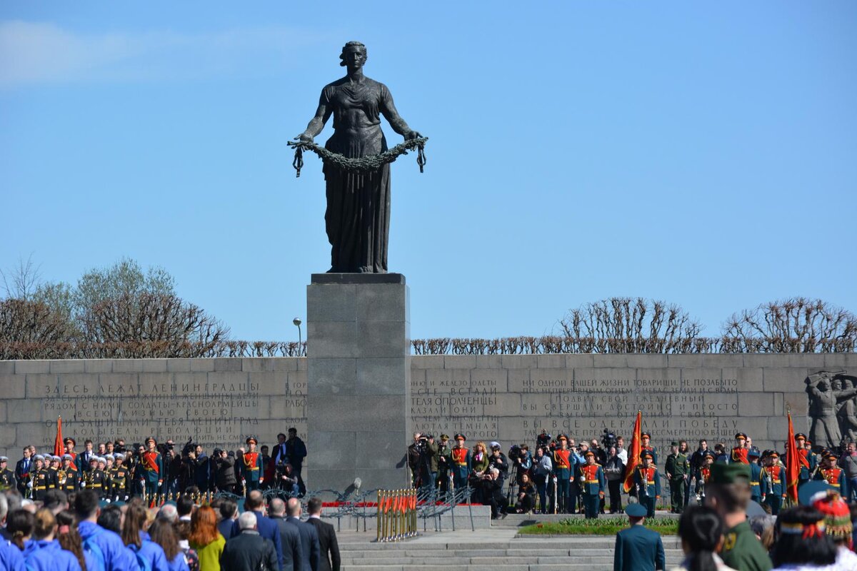 Пискаревское мемориальное кладбище, фото из открытых источников в интернете.