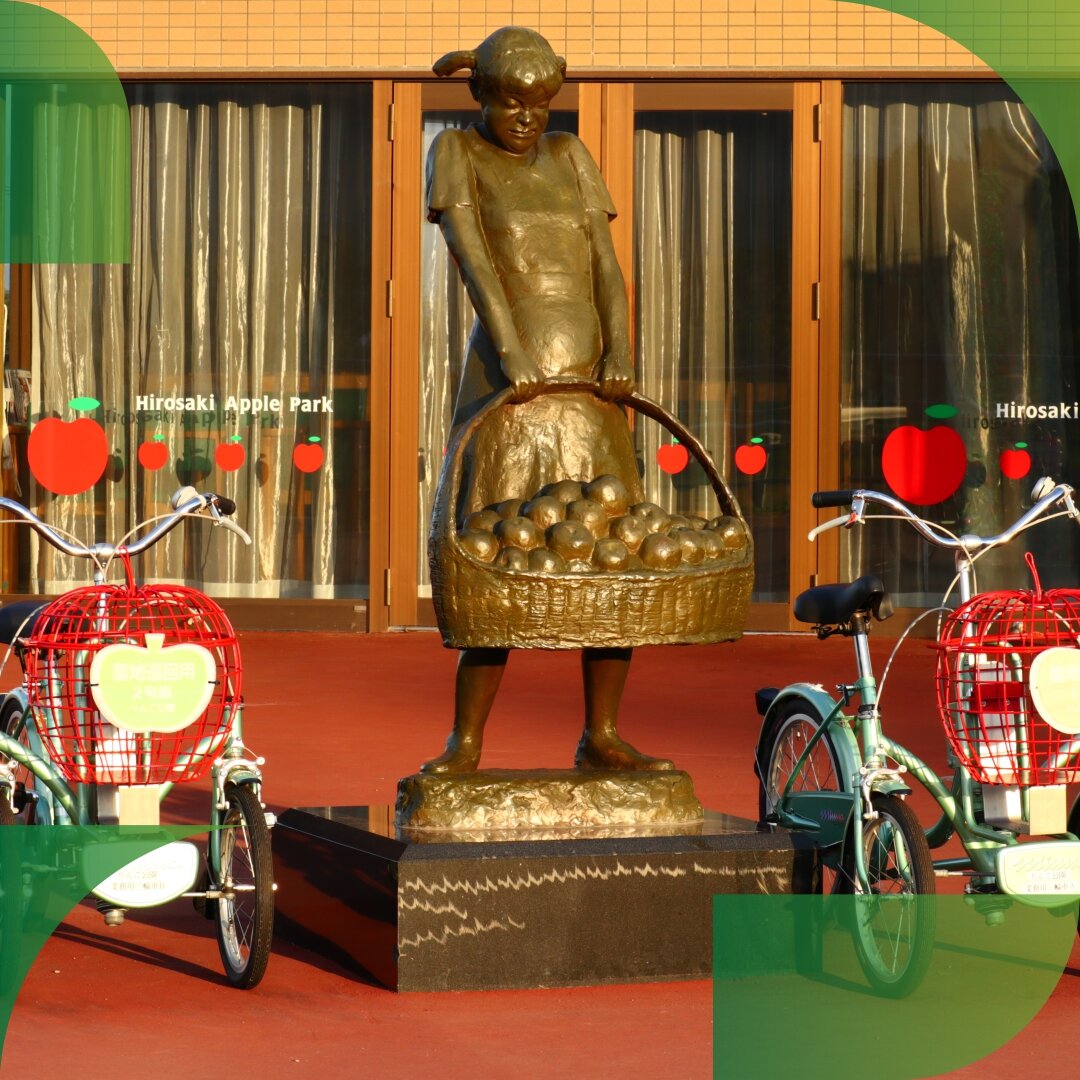 В префектуре Аомори много "яблочных" достопримечательностей. Одна из них - яблоневый сад в городе Хиросаки. С августа по ноябрь туристов приглашают собрать урожай, посетить музей и пивоварню