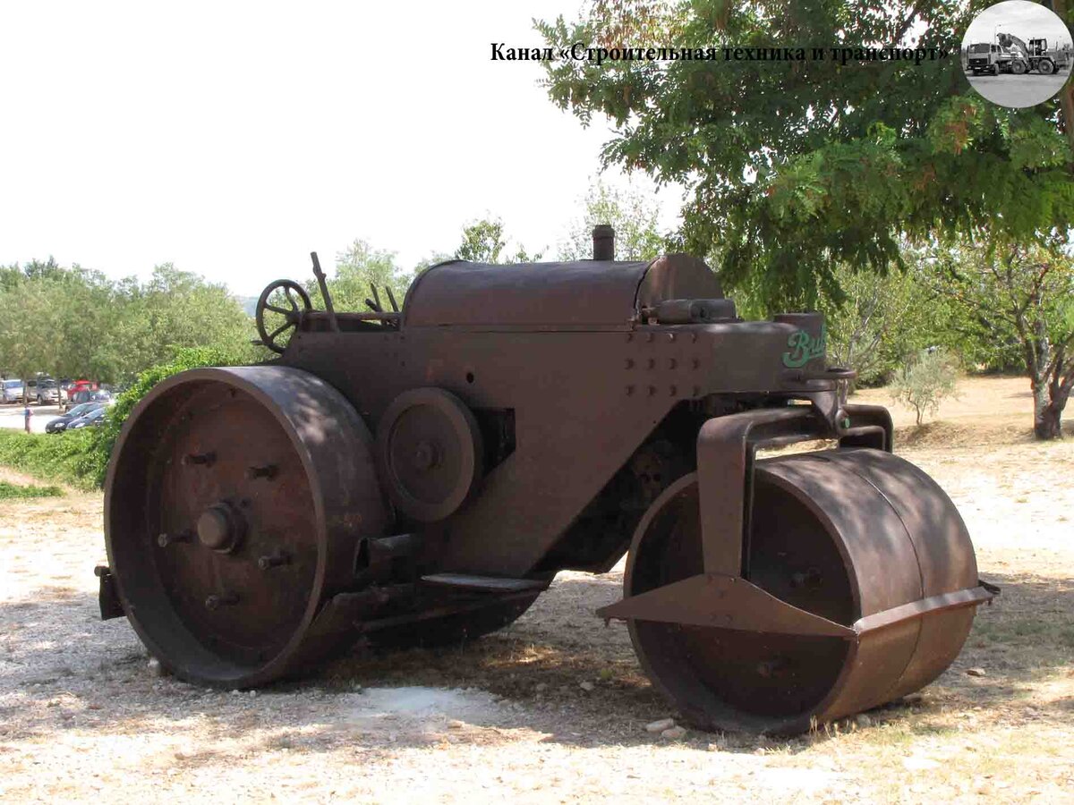Каток Bubba UR 12 сделан в Италии. На нем установлен одноцилиндровый нефтяной двигатель с запальной головкой мощностью 35 л.с. В 30-х годах прошлого века его использовали при создании первой асфальтовой дороги в Истрии: Триест – Пула (тогда Истрия входила в состав Италии)