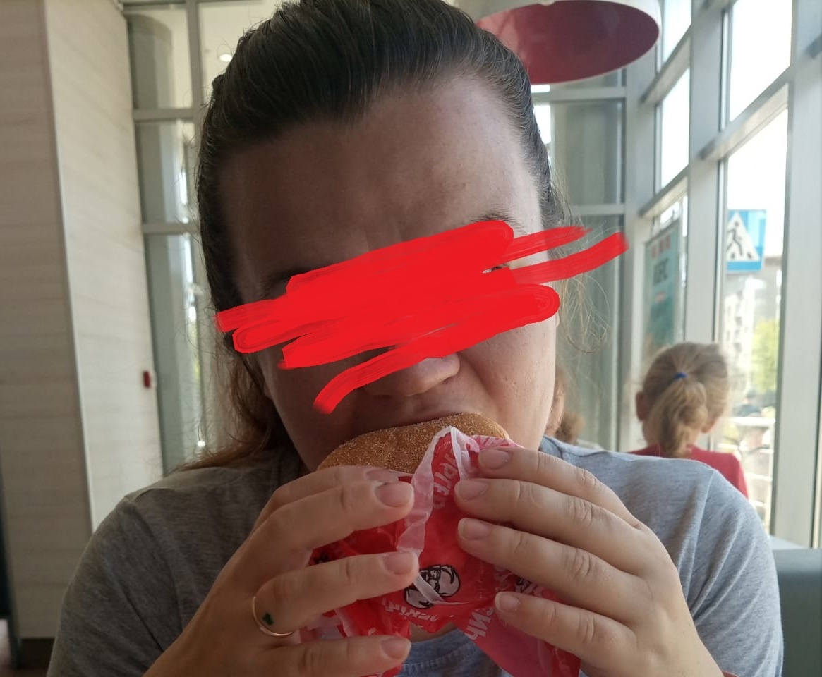 ...в KFC. За кадром остался ещё шефбургер, картошечка с соусом, байтсы, а так же покусанный мной боксмастер супруга. 