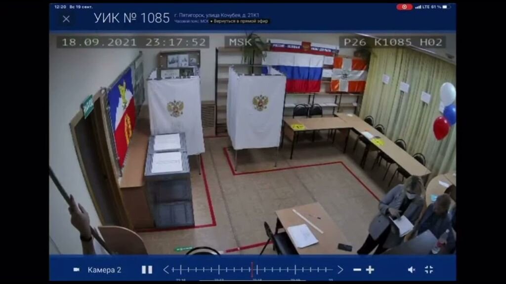 В левом верхнем углу видеокамеру закрывают тряпкой на швабре