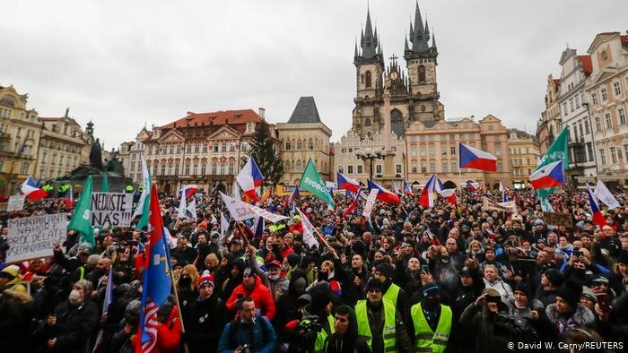 Массовые протесты против продления локдауна в Праге. Фото взято из: https://www.dw.com/ru/v-prage-proshli-massovye-protesty-protiv-lokdauna/a-56189409