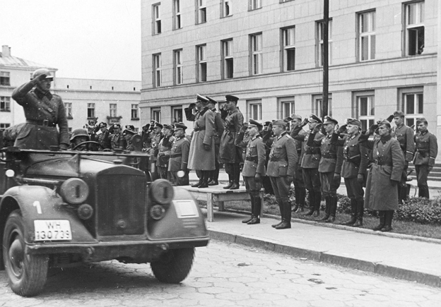 Генерал Гейнц Гудериан и комбриг Семён Кривошеин во время передачи города Брест Советскому Союзу