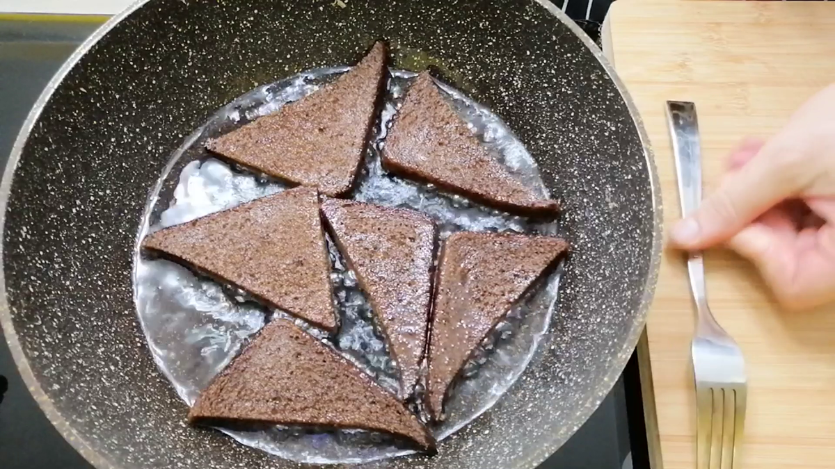 Хлеб жарится в масле