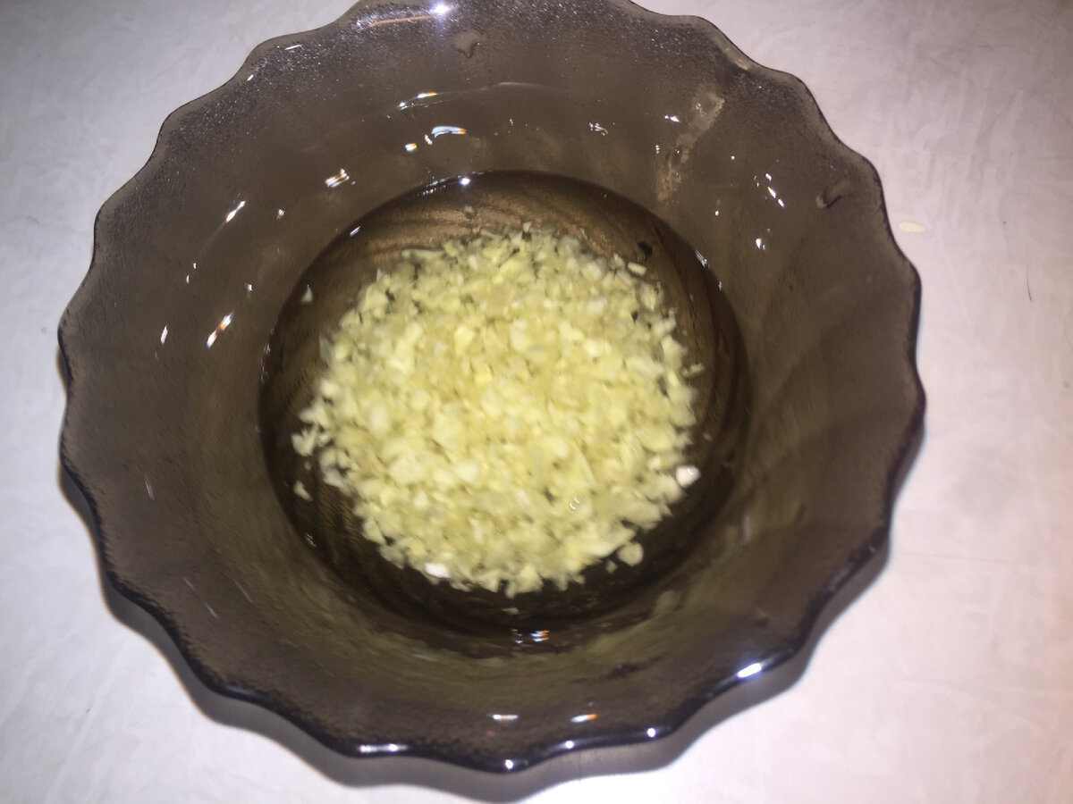 Вот так готовим чесночное масло для обжарки спагетти.