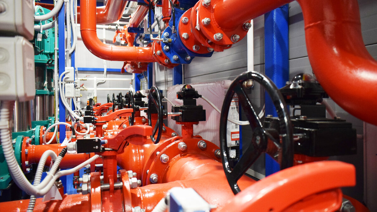 насосное оборудование внутри станции