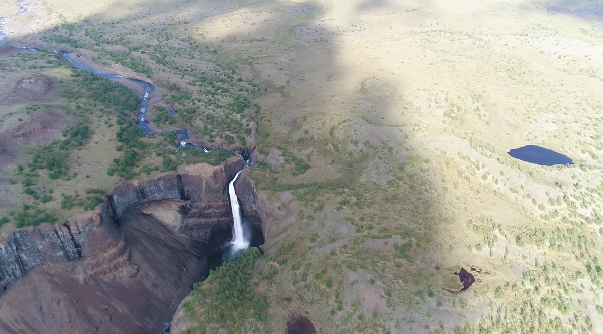 Река, создающая водопад