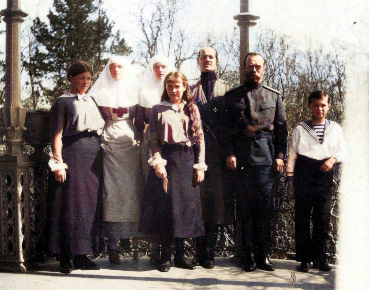 Великие княжны Мария, Ольга и Татьяна (в форме сестер милосердия), Анастасия, брат Императора - Михаил, Николай 2 и цесаревич Алексей