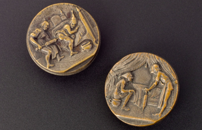 Пуговицы 18 века. Изображение - во время и после клизмы