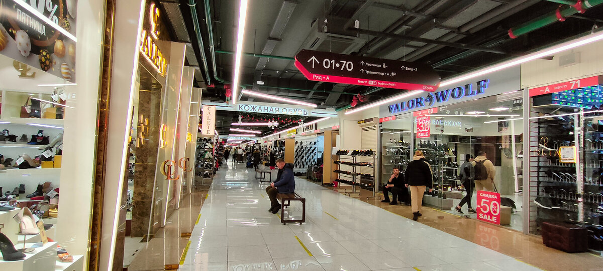 Рынок крытый и похож больше на современный торговый центр.