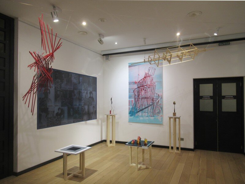 На выставке, что важно, представлены предметы обычно редкодоступные -- из частных собраний, собственности авторов или семей художников.