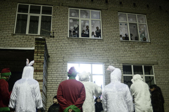Дети в детском доме «Радуга» ожидают начала представления от сотрудников компании Coca-Cola во время благотворительной акции в деревне Болотная Новгородской области. Фото: Константин Чалабов / РИА Новости
