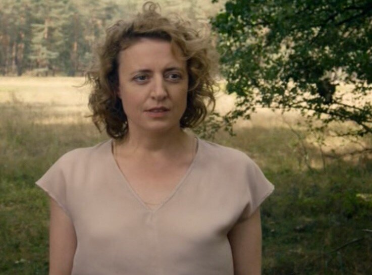 Главная героиня фильма. Специально выбран не типаж красотки, а нечто такое очень усредненное. Скриншот, кадр из фильма