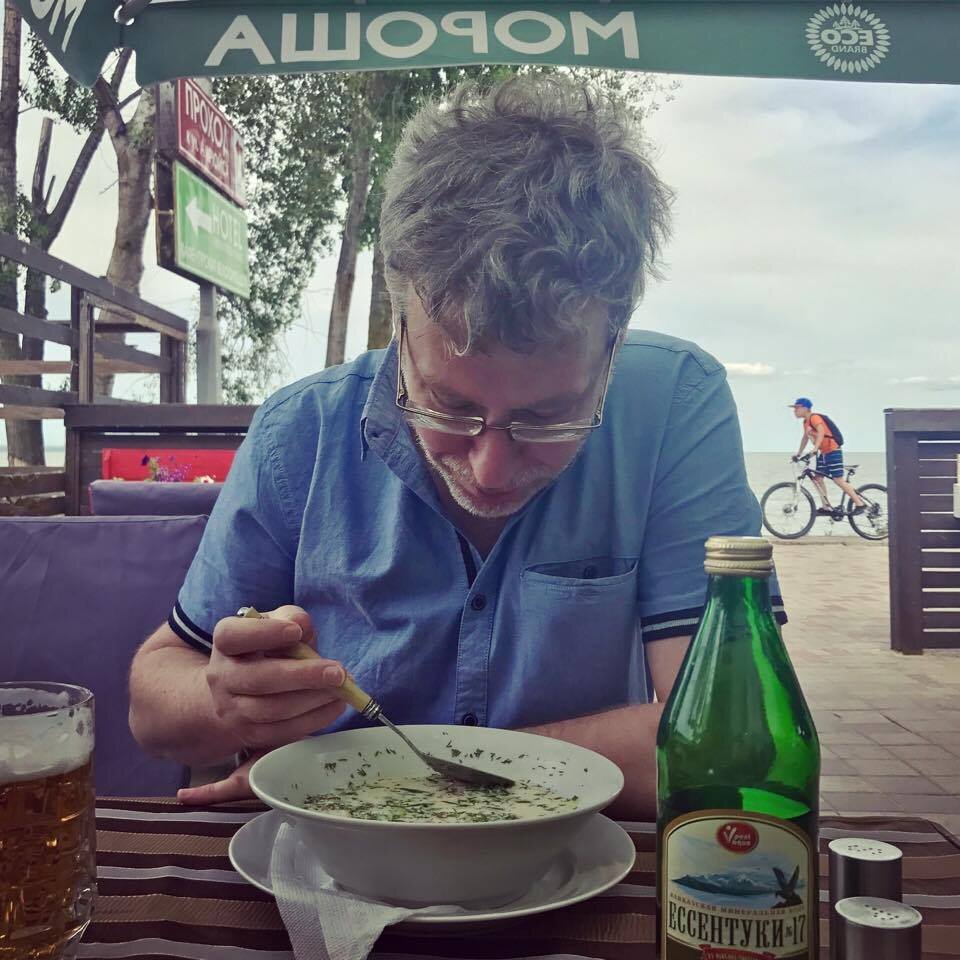 Ваш покорный слуга завтракает в Приморском парке Таганрога окрошкой, минералкой и пивом после бурных возлияний предыдущей ночи. Фото примерно пятилетней давности. 