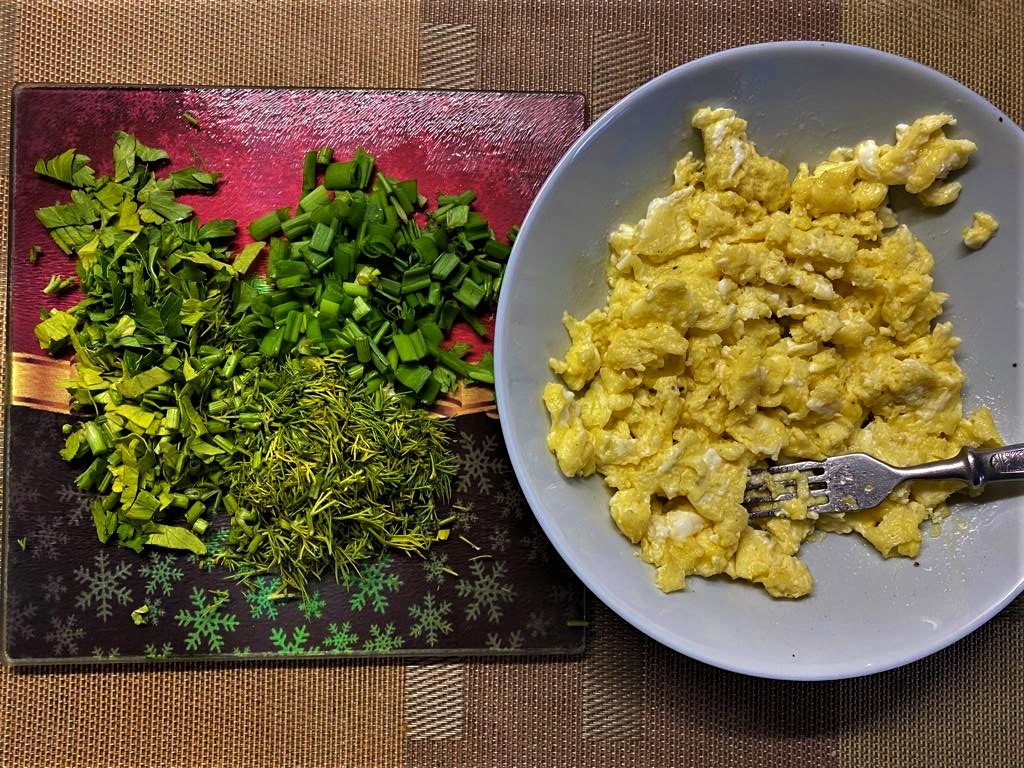 Яйца с овощами и сосисками - новая интерпретация вкусного завтрака |  Вкусные Записки | Дзен