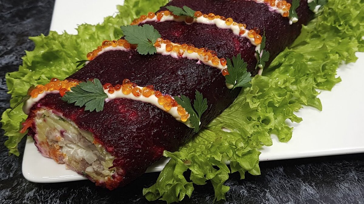 Без селедки под шубой – праздники и не праздники вовсе, ведь так? В этот раз свернем салат рулетом. Последовательность слоев в селедке под шубой будет точно такой же, как и в классике, но, чтобы завернуть овощи с селедкой в рулет, выкладывать их нужно в обратном порядке, то есть сначала свеклу, затем морковь и так далее.                                             Ингредиенты 
слабосоленая сельдь – 1 шт.
картофель среднего размера – 4 шт.
морковь – 2 шт.
свекла мелкая – 3-4 шт.
куриные яйца – 3 шт. по желанию
репчатый лук – 1/2 шт.
зеленый лук или укроп – 10 г
майонез – 150 г
соль, сахар и 9% уксус – для маринования лука