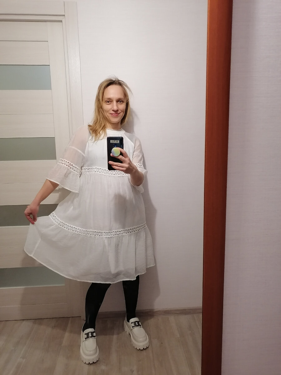 Это летнее платье, конечно, я буду его носить без чёрных чулков и с босоножками