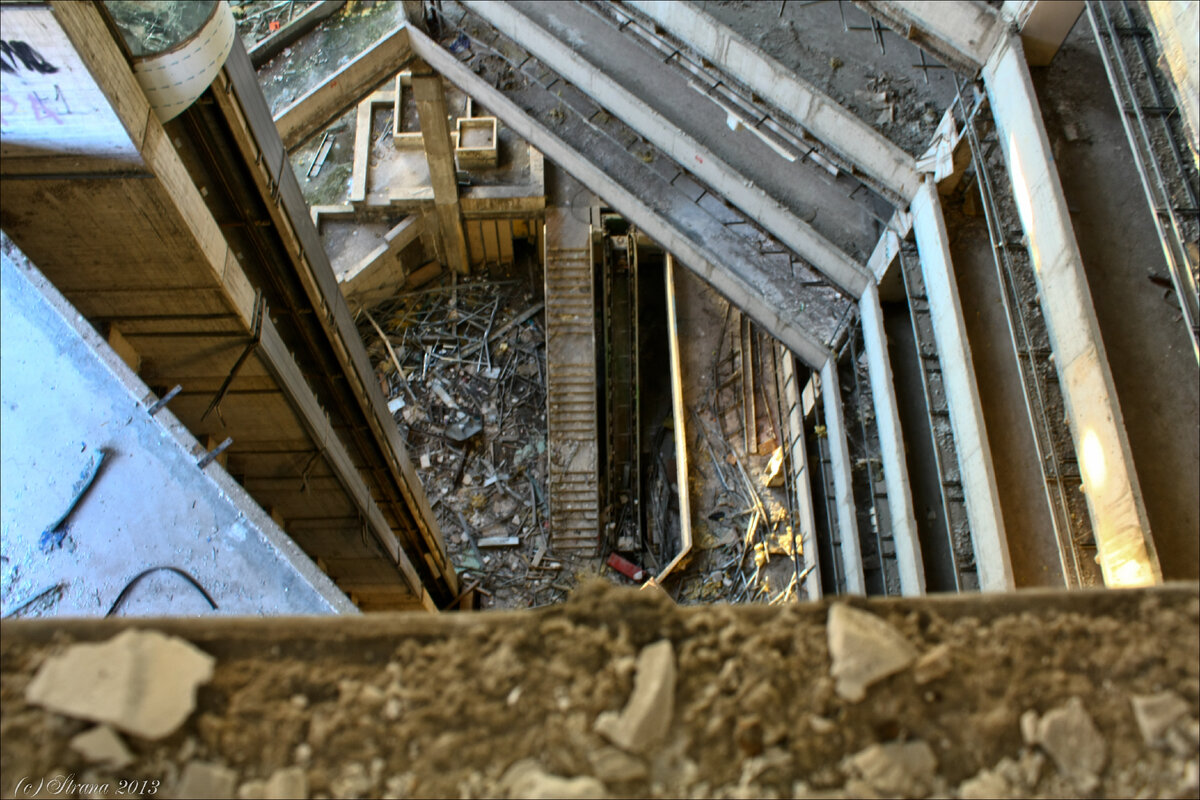 Повсюду лестницы и эскалаторы рядом, и это в 90-ых