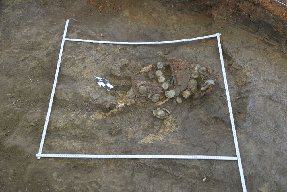 Общий вид остатков седла in situ из раскопа 1