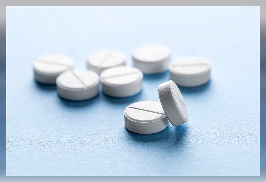 Парацетамол входит в группу анальгетиков-антипиретиков, его включают в состав большого количества медикаментов, относящихся к обезболивающим средствам. Препарат принимают взрослые и дети старше 12 лет: