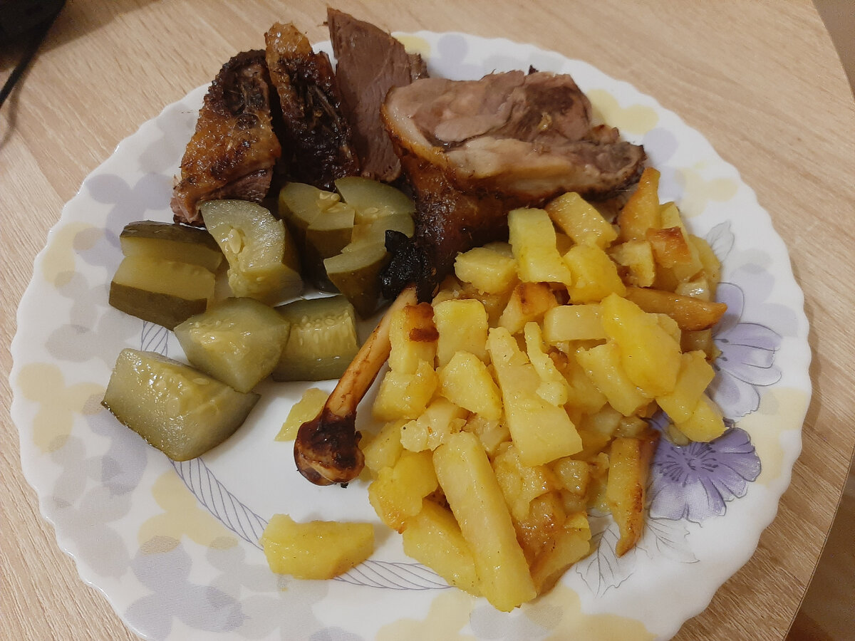 Запеченного гуся очень вкусно подавать с картошкой и маринованными или солеными огурчиками