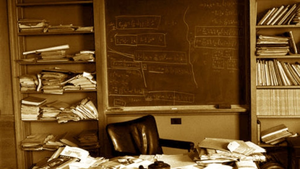 На фото – рабочий стол Альберта Эйнштейна.https://vakin.livejournal.com/