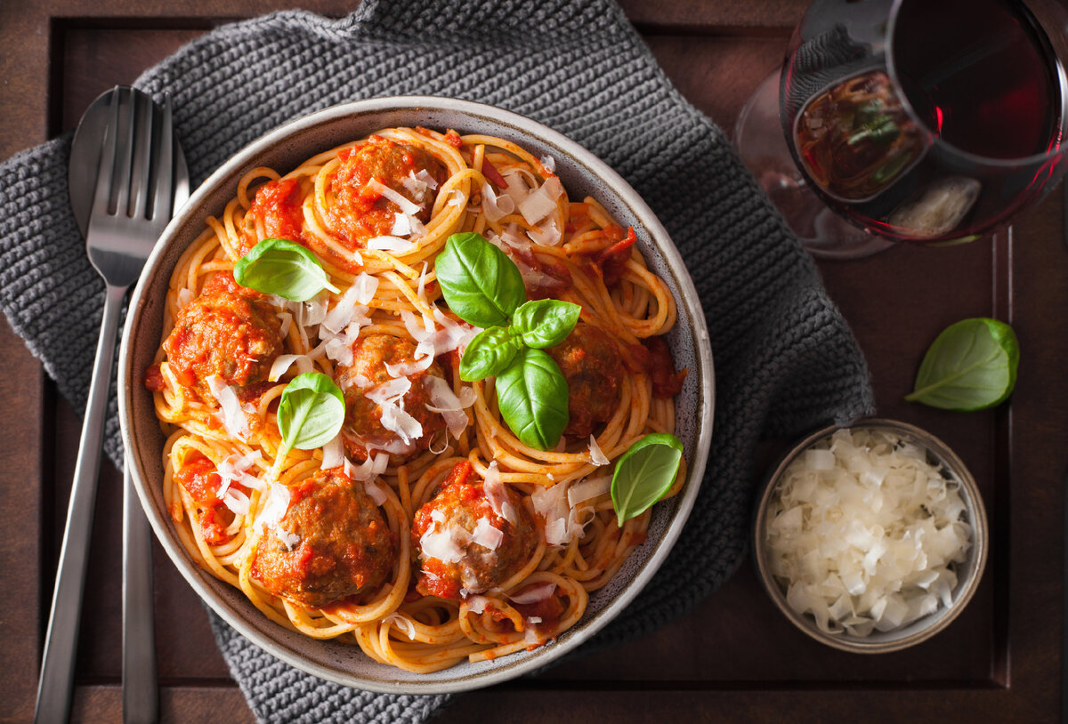 Спагетти в томатном соусе в духовке