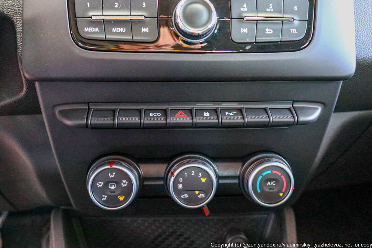 Стандартные "три крутилки" под мультимедиа. Полосу с кнопками сверху Рено, кстати, тоже заимствовала у ВАГа