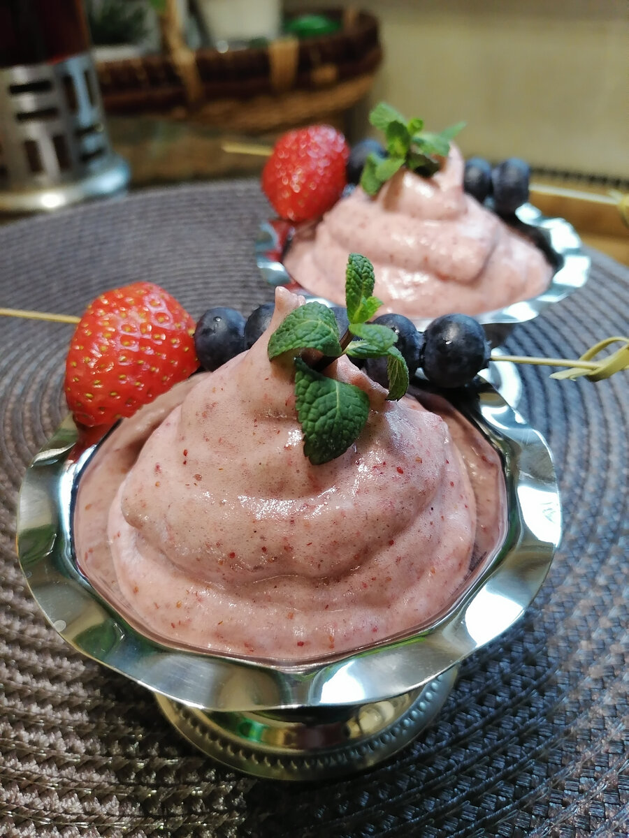 Земляничный мусс, порционная подача в симпатичных маленьких креманках из нержавеющей стали. Фото автора