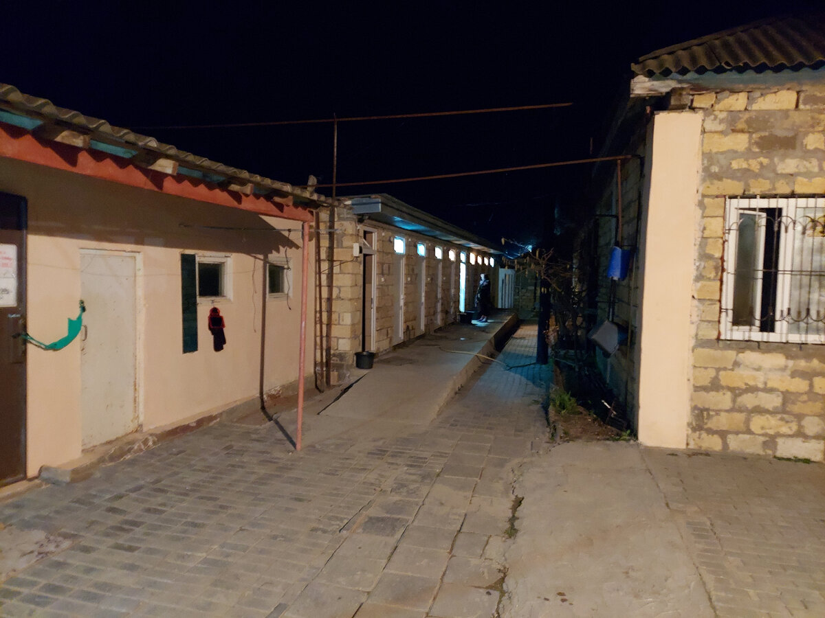 Вот такая территория термальной бани. Слева вдалеке, душевые кабинки.