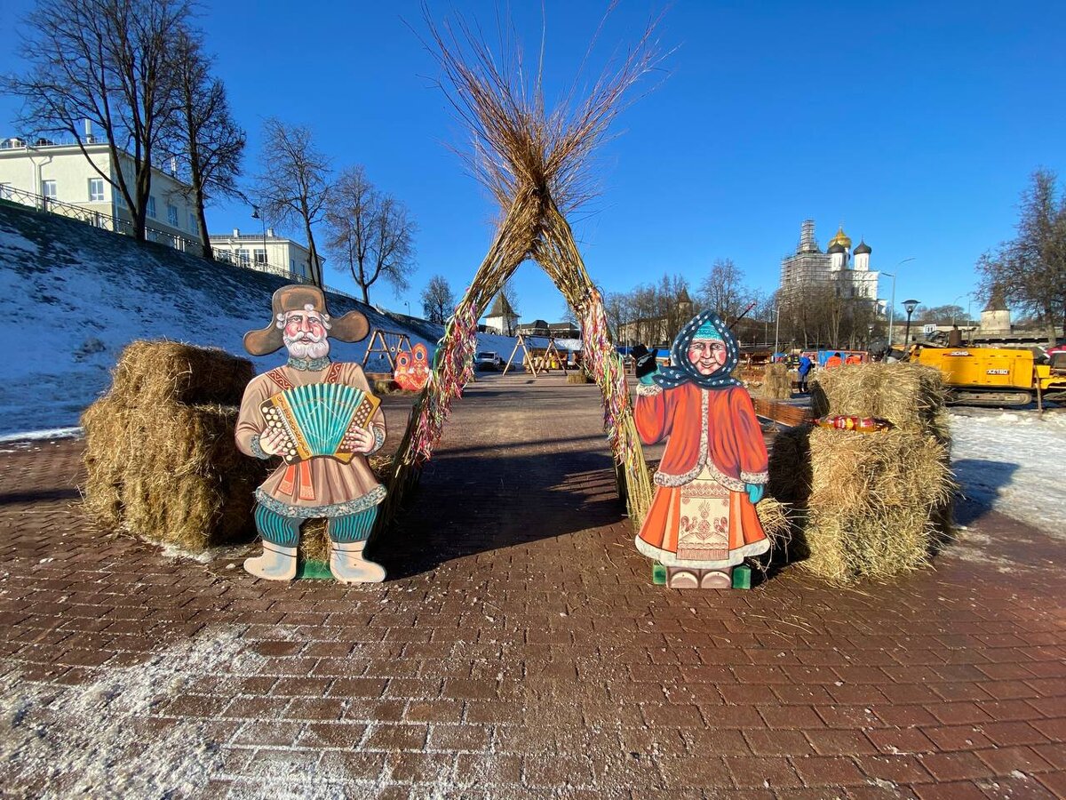 Под этими воротами можно пройти и загадать желание. Фото: пресс-служба администрации города Пскова