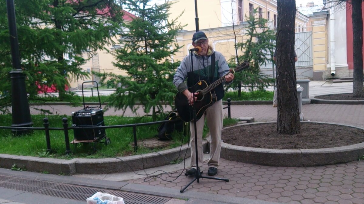 Фото с канала https://youtu.be/zSoWGtO1kXc  Уличные музыканты! Питер! Музыка на улицах культурной столицы!