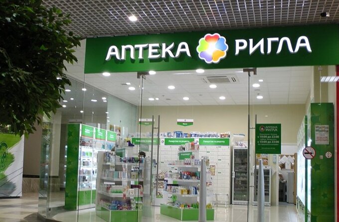 Сеть аптек «Ригла» внедрила роботизированные системы в нескольких торговых точках и склоняется к тому, чтобы пока не развивать эту практику дальше. Об этом в декабре 2016 года TAdviser рассказал гендиректор «Ригла» Александр Филиппов.

 
Одна из функций закупленных роботов – доставка лекарств из аптечного хранилища: в момент покупки они поступают прямо на кассу, объяснил он TAdviser. Система умеет анализировать предыдущие продажи и с учетом этого перекладывать лекарства в хранилище так, чтобы потом было удобнее их доставать. Еще одна из возможностей – робот способен поднимать с полок лекарства и протирать пыль. И это только некоторые функции.

 
Гендиректор «Ригла» рассказал TAdviser, что всего было закуплено пять таких роботизированных систем, по одной на аптеку. Все пять торговых точек, где они были установлены, находятся в Москве. Приобретены роботы были у нескольких европейских поставщиков. Стоимость одной системы составляет порядка 250 тыс. евро, говорят в компании.





Роботы не принесли того эффекта, на который рассчитывала «Ригла»


От внедрения роботов в «Ригла» рассчитывали получить эффект в виде повышения продаж примерно на 70%. Это должно было стать возможным за счет увеличения скорости обслуживания покупателей, и, как следствие, возможности обслужить большее их число. Второй ожидаемый эффект – экономия на зарплатах персонала в торговых точках.

 Однако, ожидания не оправдались в полной мере: поток людей вырос, но не настолько, как рассчитывали в «Ригла». В некоторых точках пришлось даже сократить количество касс. А за счет экономии на зарплате окупить такой проект очень сложно: в России зарплата фармацевта намного ниже, чем, например, в Европе, поэтому роботизированные системы в аптеках там более оправданы, говорит Александр Филиппов.

 Точки для аптек, где было установлено оборудование, были выбраны оптимальные – все они расположены рядом с метро. Но вокруг есть по нескольку других аптек, из-за чего не удалось нарастить трафик в планируемых объемах, поясняют в компании.
Роботов «Ригла» закупала еще до того, как Крым стал российским. Одна из причин, почему компания решила пока не ставить их использование в аптеках на поток, связана с появлением санкций, говорит Филиппов. На фоне изменения политического фона «Ригла» оказалась в ситуации, когда иностранные поставщики стали поднимать цены и на оборудование, и на обслуживание систем.

 Говоря о перспективах замены людей техникой в аптеках, Александр Филиппов отметил, что полностью заместить фармацевтов роботами в ближайшее время не получится.

Мы изучали возможность использования фармацевтических вендинговых аппаратов, и на сегодняшний день законодательно применять их в России нельзя – лекарства должен продавать только фармацевт. В Европе такая практика имеется, и какие-то простые препараты и другие вещи можно купить в автомате, - отметил он.

 Помимо Москвы «Ригла» открывала роботизированную аптеку в Екатеринбурге. Об этом компания сообщала еще в 2012 году. Результаты ее работы в компании не уточнили, но на момент открытия предполагалось, что применять технологию будут и в других городах, если проект в Екатеринбурге окажется успешным.

https://www.lobanov-logist.ru/library/352/63053/