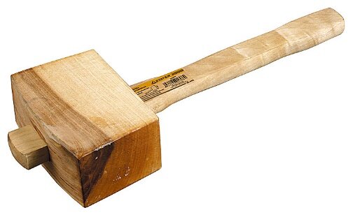 Киянка.  В отличие от обычного молотка этот инструмент не повреждает дерево даже  при неудачном ударе. Необходима при работе с благородными породами.  Киянка может быть з дерева или резины.Киянка
