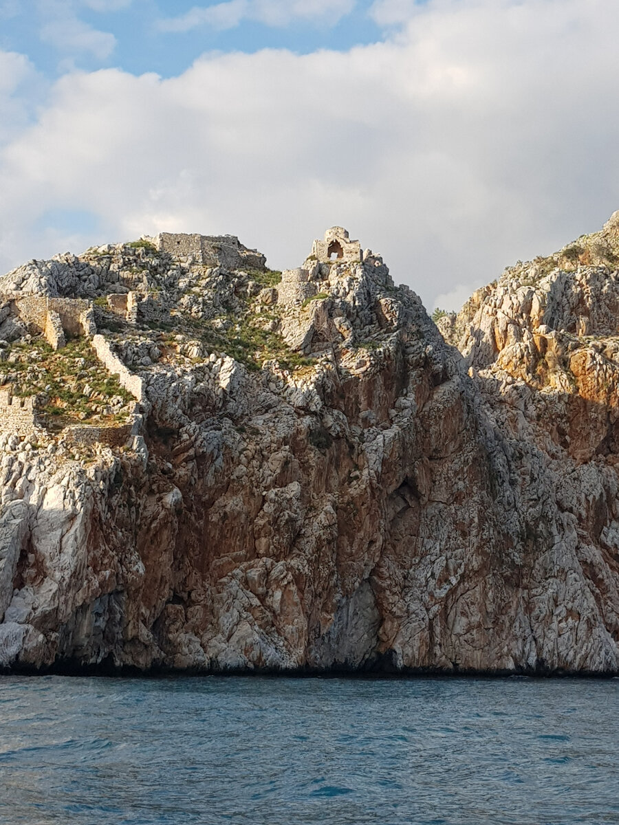 Древние стены и купол христианского монастыря Византийского периода (скорее всего, постройка 10 в.н.э.). Находится на историческом мысе Джильварда в турецкой Алании. Фото автора.
