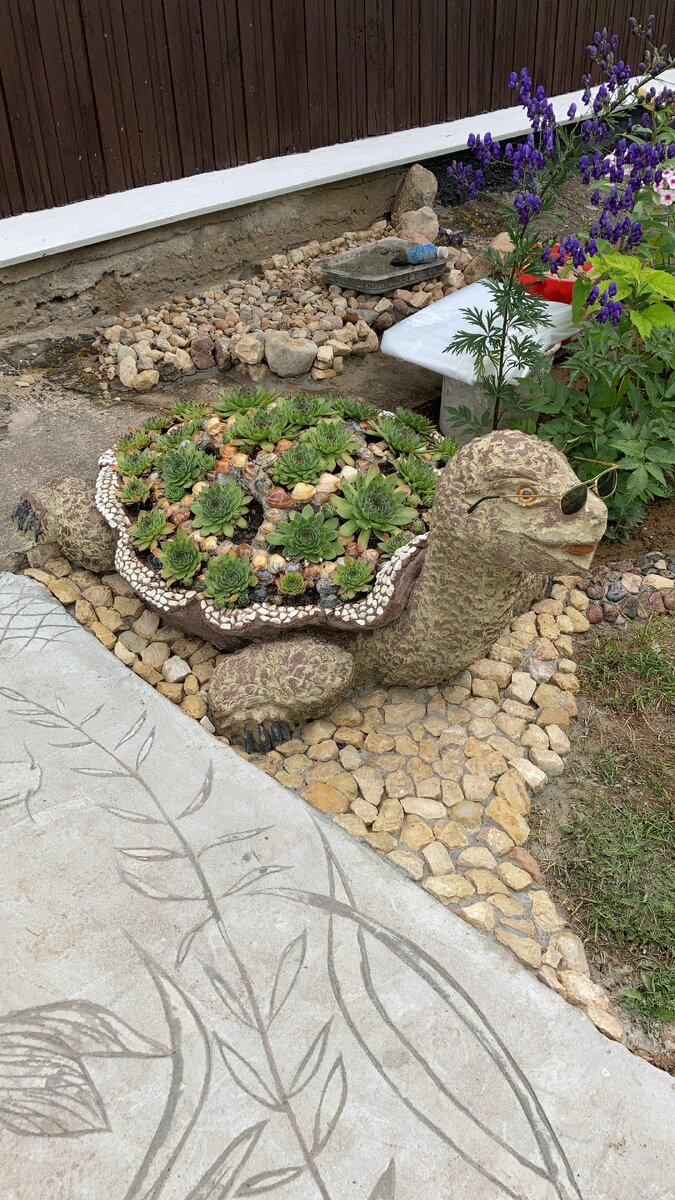 Бетон.Диаметр панциря-80 см.Длина черепахи-1 м10 см.Лепится просто.Мини цветник для молодил.