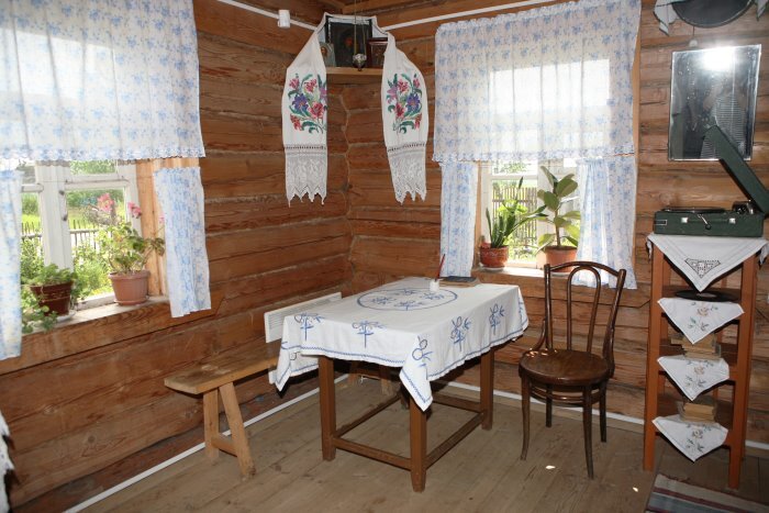 Там нас встретила очень душевная женщина — смотрительница музея Надежда Константиновна, которая рассказала много подробностей и о музее, и о самой семье. О том, как жили до войны, как переживали войну.