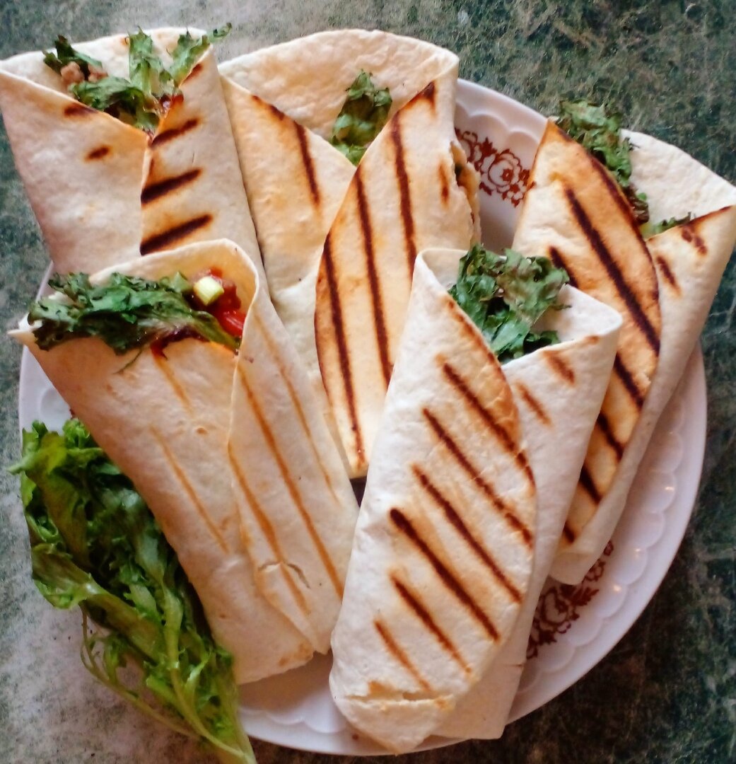 Гирос . Кесадилья . Шаурма . Шаверма . Денер