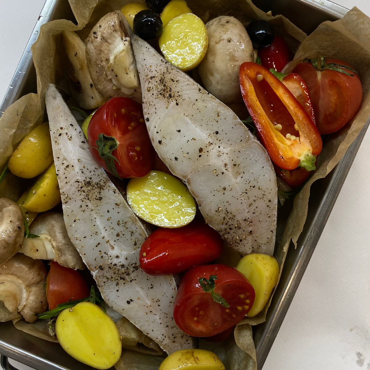 Выкладываем овощи и стейки из палтуса в форму для запекания. 