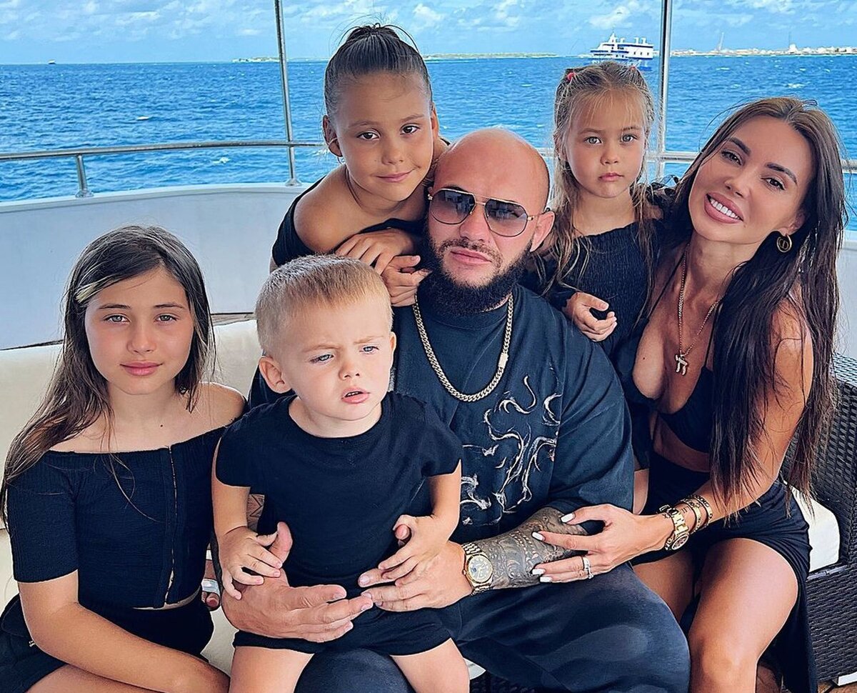 Джиган и Оксана Самойлова с детьми