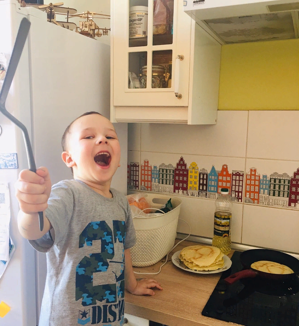 сам печет себе блины