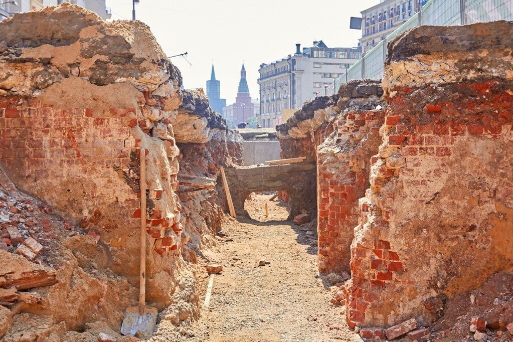 Закопанные здания в москве