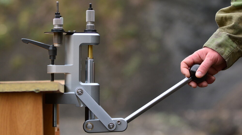 Выполнение операции «полный обжим гильзы» при помощи матрицы фулл-сайз на прессе Tirex-L